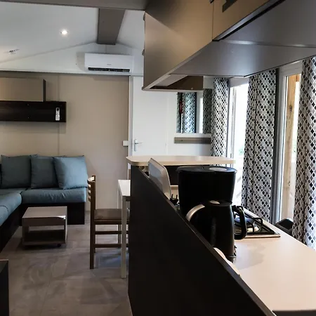Κάμπινγκ Mobile Confort 4 Etoiles Parentale 6-8 Personnes *